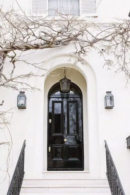 Hollandlac Black - màu sắc văn phòng sang trọng cho những cánh cửa gỗ