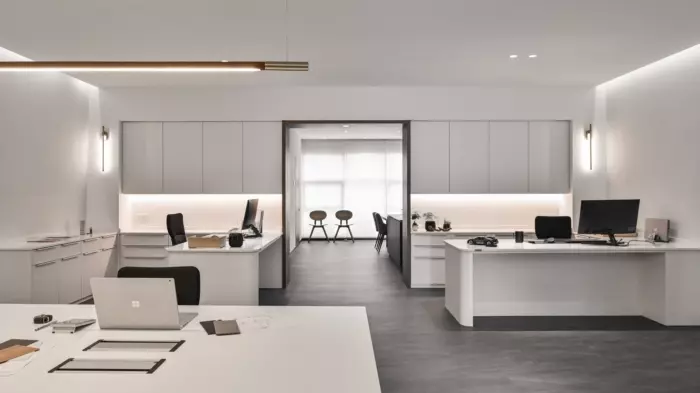 tiêu chí minimalism được thể hiện cụ thể trong cách bố trí văn phòng
