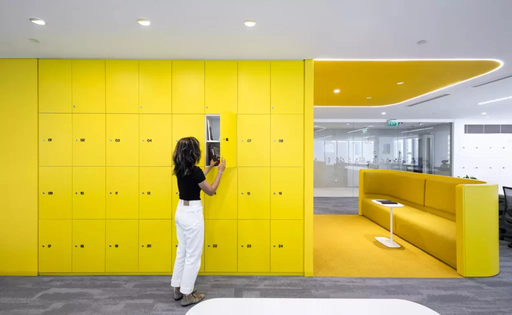 Văn phòng màu vàng có không gian rộng mở của boho
