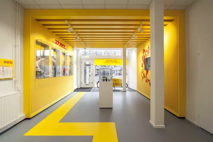 Văn phòng kiêm cửa hàng của DHC tại Hà Lan đã xây dựng với tông chủ đạo trắng - vàng