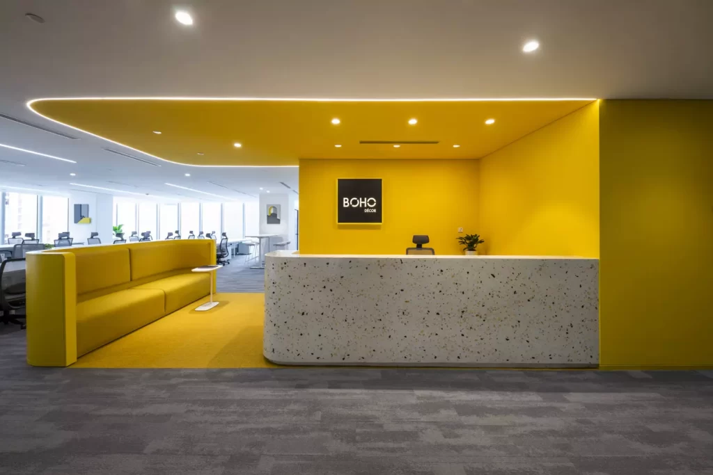 Văn phòng màu vàng có không gian rộng mở của boho