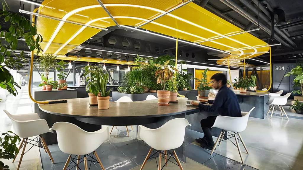 Văn phòng màu vàng kết hợp đồ nội thất tối giản mà độc đáo