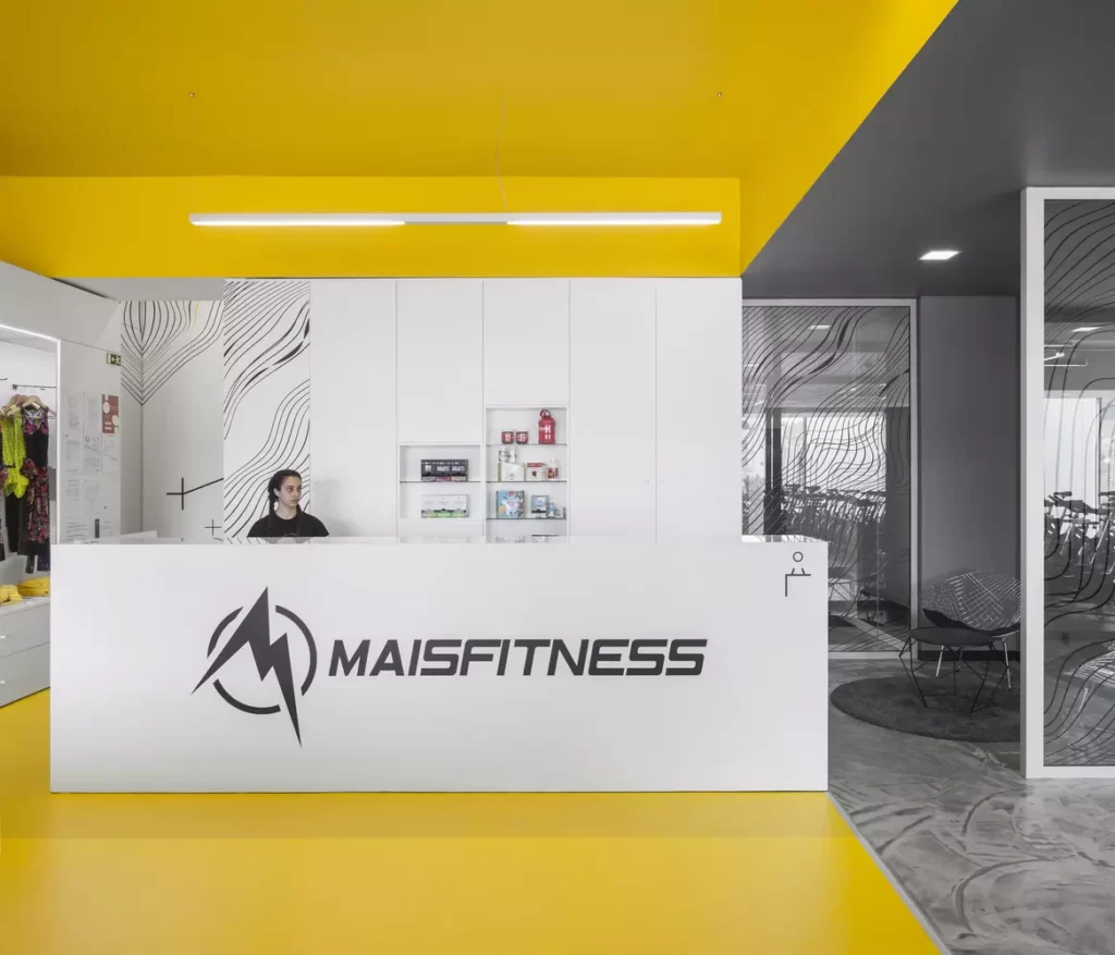 Văn phòng màu vàng của Mais Fitness phân chia các phòng chức năng khác nhau