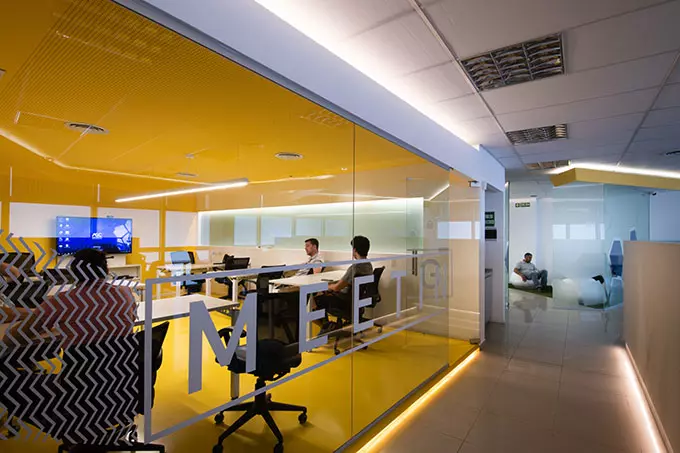 Văn phòng màu vàng của Ascentio được tối ưu diện tích không gian hợp lý